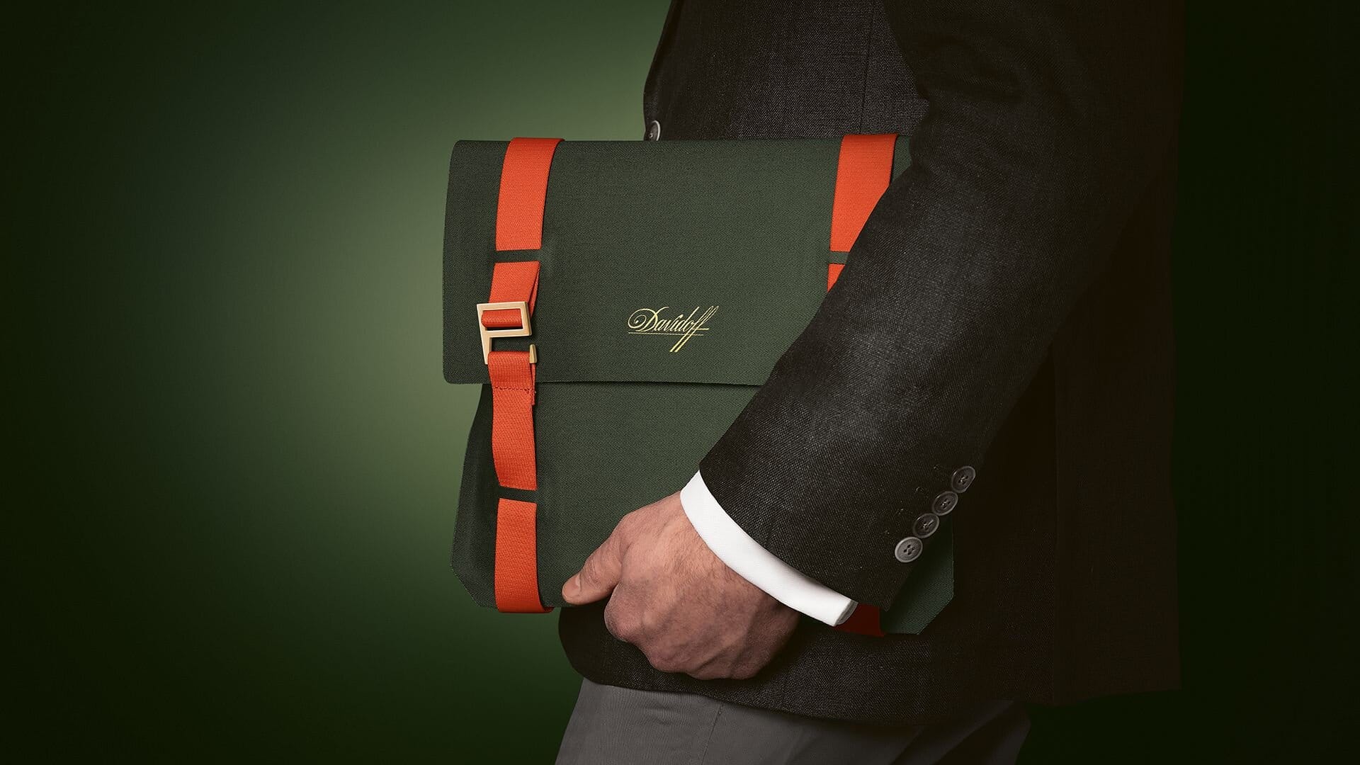 Front view of the Davidoff Travel Humidor Explorer in green
