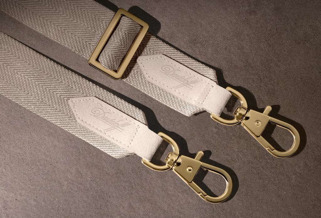 : The Straps of the Travel Humidor Urban.
